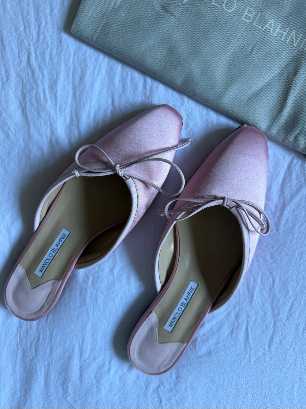 MANOLO BLAHNIK Ballerimu Satin Bow Ballerina Flat Mules – Light Pink